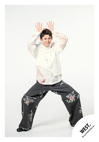 【No.WES25-298】「WEST. LIVE TOUR 2025 A.H.O. -Audio Hang Out-」Goods off-shot