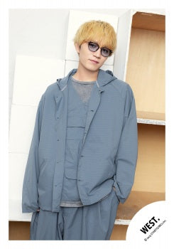 【No.WES25-579】「WEST. SPECIAL LIVE “WESTA!” 2025-2026」Goods off-shot